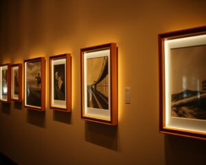 Iluminação de quadros: fitas LED e sensores para realçar arte
